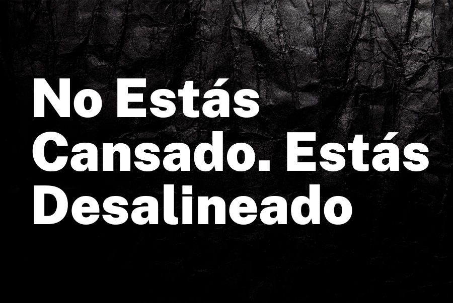 No Estás Cansado. Estás Desalineado: Cómo las Personas de Alto Rendimiento Se Drenan a Sí Mismas
